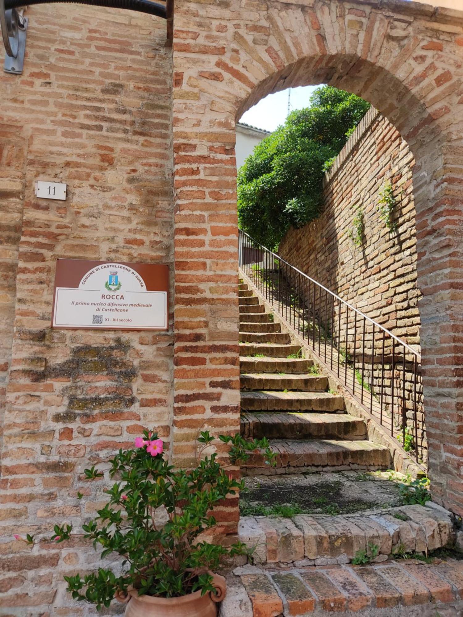 Castelleone di SuasaCasa Borgo Fonte别墅 外观 照片